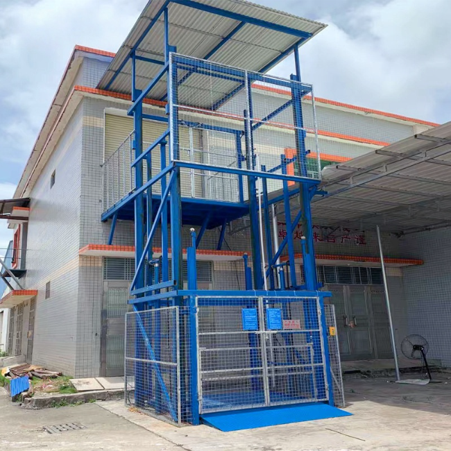 临川建材厂室外升降货梯安装
